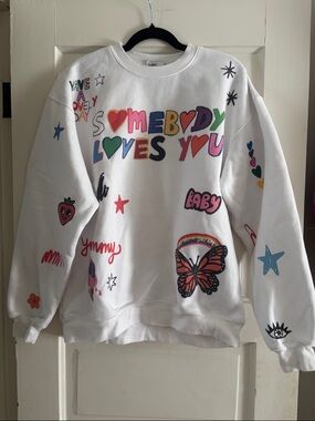 The Mayfair GroupGraphic Sweatshirt "Somebody Loves You" with Colorful Prints
